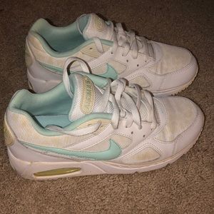 WOMENS NIKE AIR SHOES